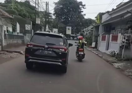 Viral Mobil Halangi Ambulans Melintas di Bogor