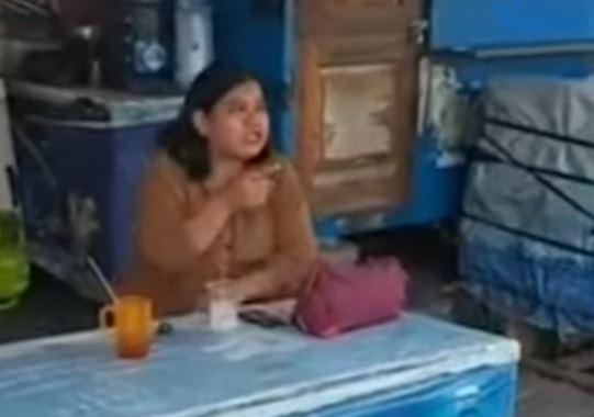 Viral! Emak-emak Santai di Warung Suruh Anaknya Ngemis di Alun-alun Kuningan