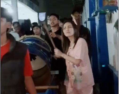 Momen Ayu Ting-ting Main Beduk Keliling Ikut Bangunkan Sahur Warga Kota Depok