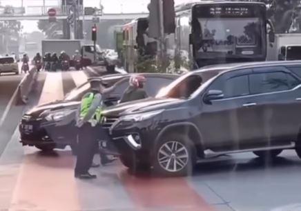 Fortuner Angkuh Tabrak Polisi di Jakbar, Netizen: Lama-lama Bisa Jadi Judul Penelitian Nih!