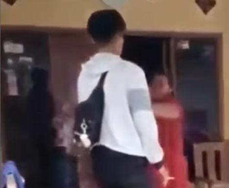 Emak-emak Guyur Penagih Utang Pakai Air Seember