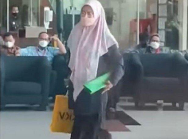 Istri Sekda Riau Mendadak Alim Pakai Baju Syar'i saat Diperiksa KPK