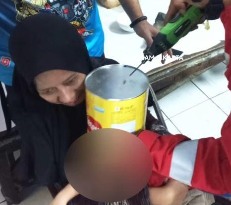 Viral! Kepala Bocah 'Nyangkut' di Kaleng Biskuit, Orang Tua Minta Tolong ke Damkar