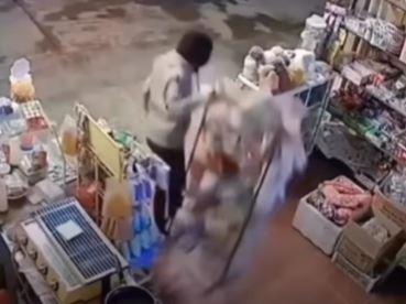 Geger! Aksi Maling Rak Dagangan Terekam CCTV, Netizen: Gak Sekalian Etalasenya, Bang?