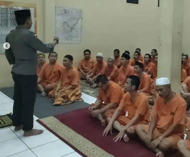 Puluhan Napi Salat Tarawih Berjamaah di Rutan Polresta Tangerang