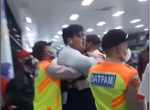 Gegara Kesenggol Penumpang Lain, Pria Sombong Ngaku Jadi Boss Ini Ngamuk di Stasiun Manggarai