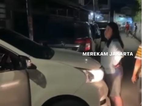 Pengendara Cekcok Mobil Tak Bisa Melintas gegara Parkir Sembarangan