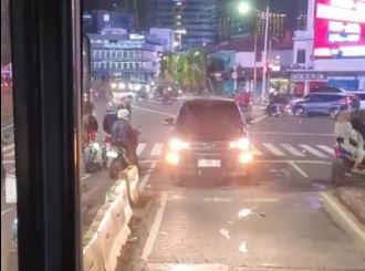 Geger Mobil Pelat L Asal Jatim 'Bingung' Lintasi Jalan Jakarta, Hampir Lawan Arah di Jalur Transjakarta