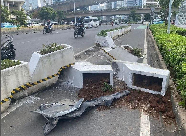 Pembatas Jalur Sepeda di Benhil arah Bundaran HI Rusak Jatuh Berserakan