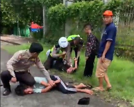 Viral! Polisi Bekuk Pelajar Berkendara Tak Pakai Helm Seperti Tangkap Maling