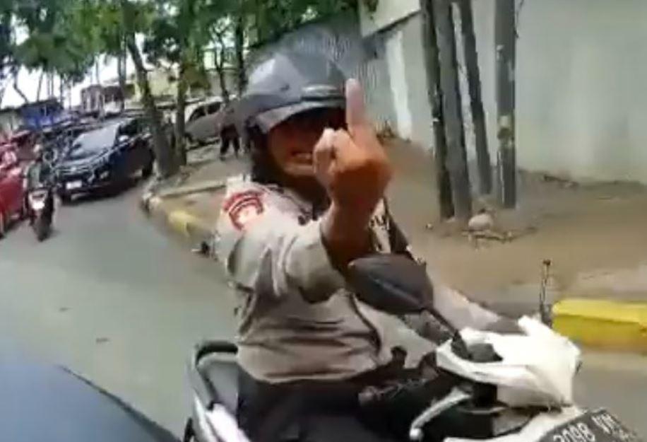 Konyol! Polisi Kembangan Suruh Wartawan Bicara Sama Pohon