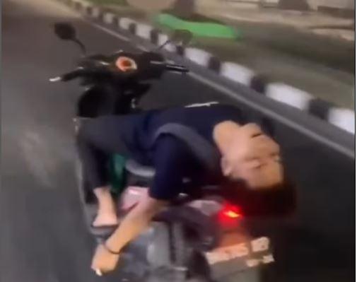 Kebanyakan Gaya! Pria Nyetir Motor Sambil Rebahan Berujung Tabrak Warung Rokok Pinggir Jalan