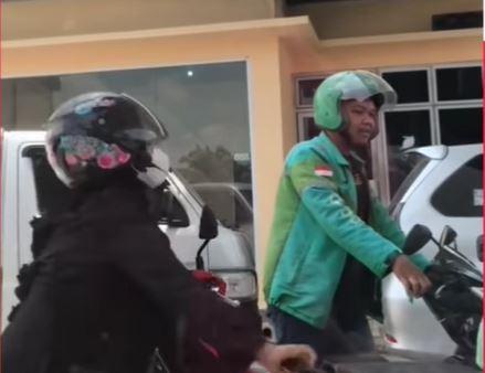 Viral Duel Emak-emak Marah gegara Diserobot saat Antre Isi BBM