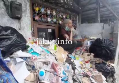Mirisnya Nenek Sulih Warti Belasan Tahun Bertahan Hidup di Atas Tumpukan Sampah