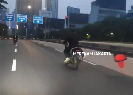 Viral Pemotor Tendang Belasan Traffic Cone di Sudirman hingga MH Thamrin Jakpus