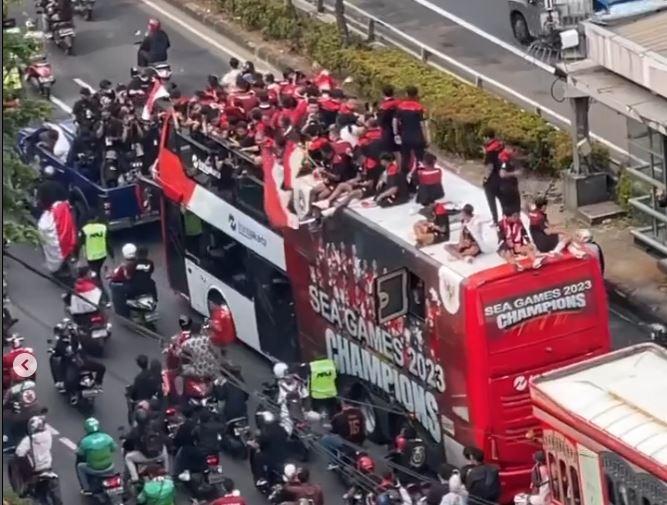 Potret Ramainya Jakarta saat Pawai Emas Pahlawan SEA Games