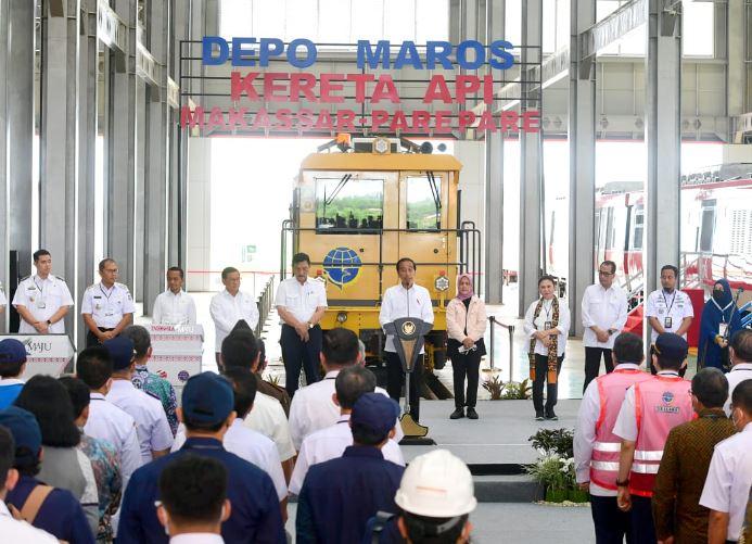 Jokowi Naiki Jalur Kereta Trans Sulawesi yang Dikorupsi Anak Buah Menhub Budi