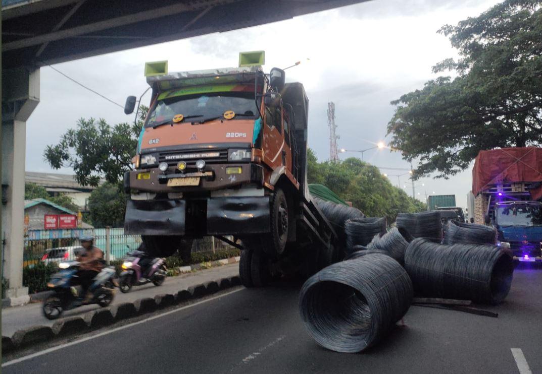 Truk Muatan Kabel 'Standing' di Jalan Daan Mogot Jakbar, Lalin Arah Tangerang-Jakarta Macet
