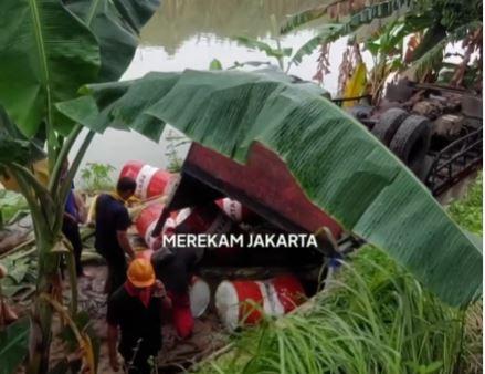 Truk Muatan Drum Oli 'Nyungsep' di BKT Marunda Jakut