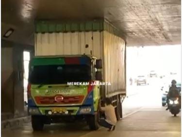 Sebuah Truk Kontainer Nyangkut di Underpass Tanah Abang Jakpus