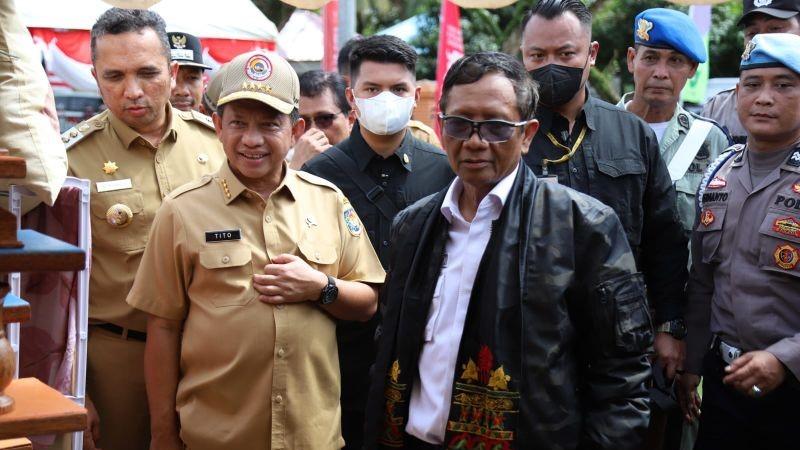 Duet Mahfud-Tito Salurkan Bantuan ke Daerah Perbatasan di Maluku