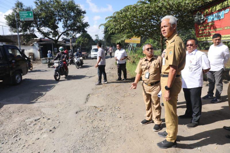 Ganjar Pranowo Pastikan Proses Perbaikan Jalan di Jateng Berjalan Lancar Jelang Lebaran