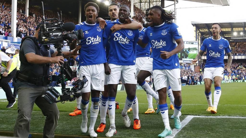 Everton Selamat, Leicester Degradasi