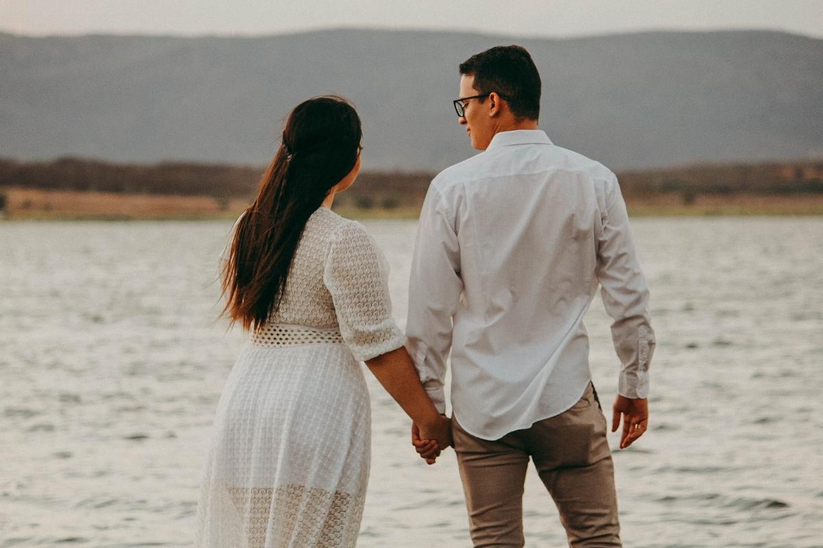 Tanda Pasangan Suami Istri Butuh Bulan Madu Kedua. Salah Satunya Komunikasi Mulai Renggang