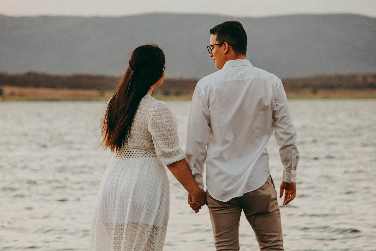 Tanda Pasangan Suami Istri Butuh Bulan Madu Kedua. Salah Satunya Komunikasi Mulai Renggang
