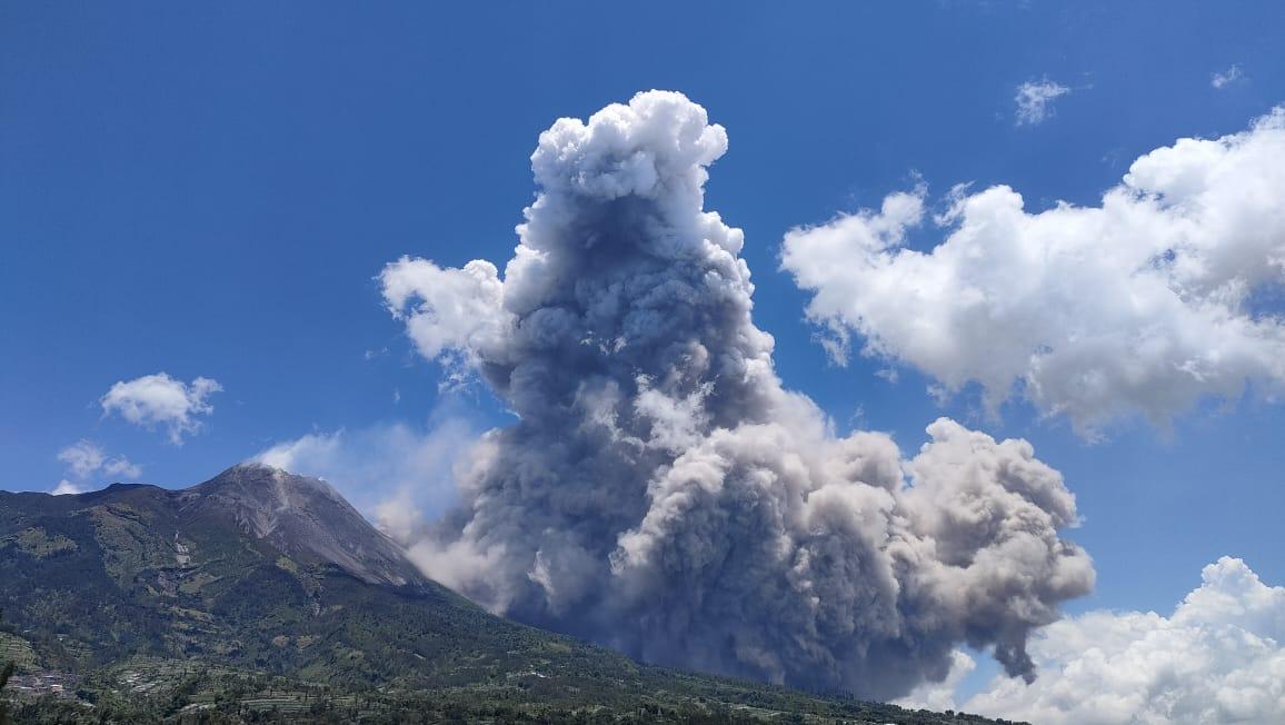 Gunung Merapi Muntahkan Awan Panas, Potensi Bahaya 7 Kilometer