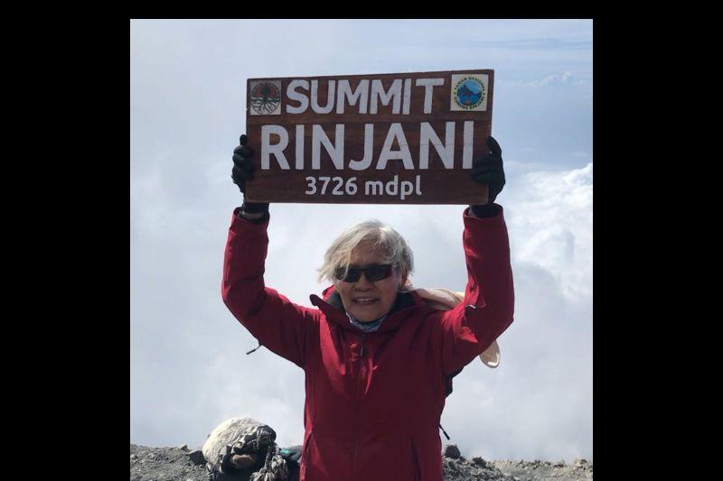 Gokil! Nenek 71 Tahun Asal Bekasi Sukses Raih Puncak Gunung Rinjani