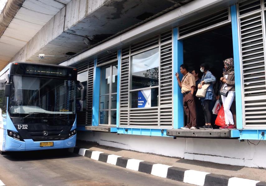 Pj Gubernur DKI Kaji Usulan Tarif Baru TransJ di Jam Sibuk