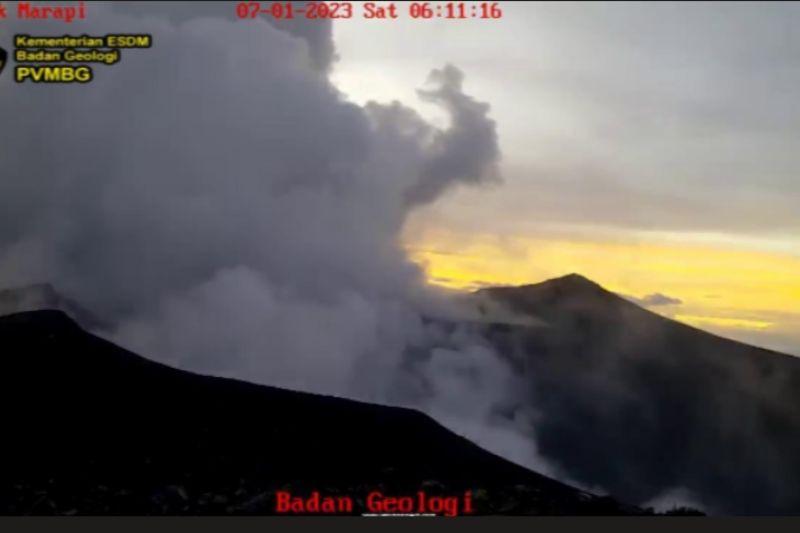 Waspada! Gunung Marapi Sumbar Erupsi Lontarkan Abu Panas 300 Meter