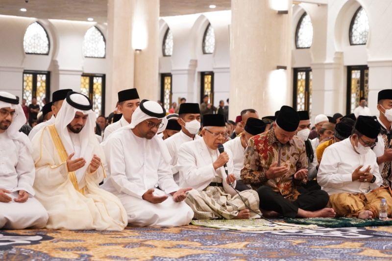 Wapres Ma'ruf Amin Salat Subuh Berjamaah di Masjid Raya Sheikh Zayed Solo