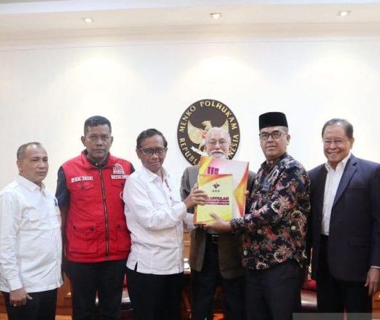 Usai Diakui Jokowi, Wali Nanggroe Aceh Serahkan 5.000 Data Kasus HAM Aceh ke Mahfud MD