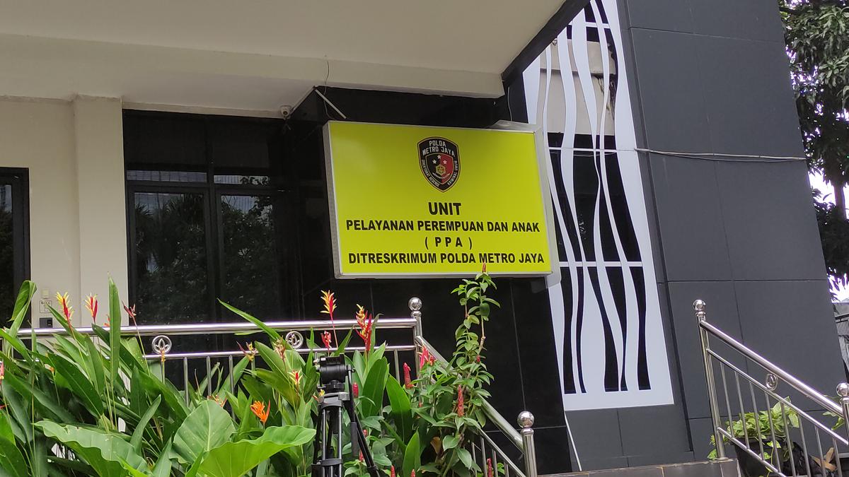 Polda Metro Periksa Pacar Mario, AG 'Nyelinap' Lewat Pintu Belakang?