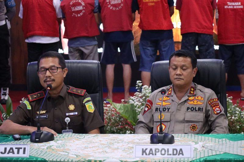 Polda Banten Serahkan 7 Tersangka Kasus Mafia Beras Bulog ke Kejaksaan