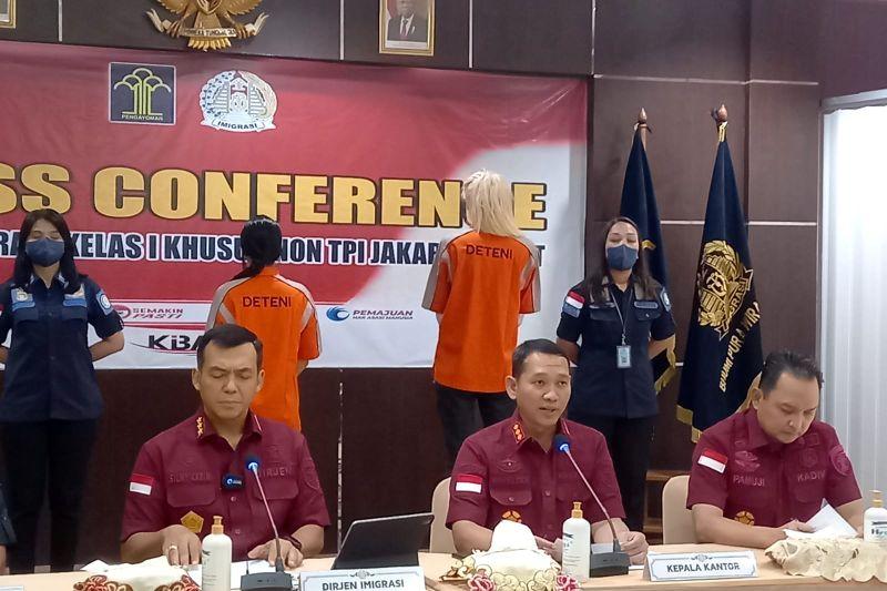 Wow! Dirjen Imigrasi Pimpin Konferensi Pers 2 WNA asal Uzbekistan dan Maroko yang Open BO