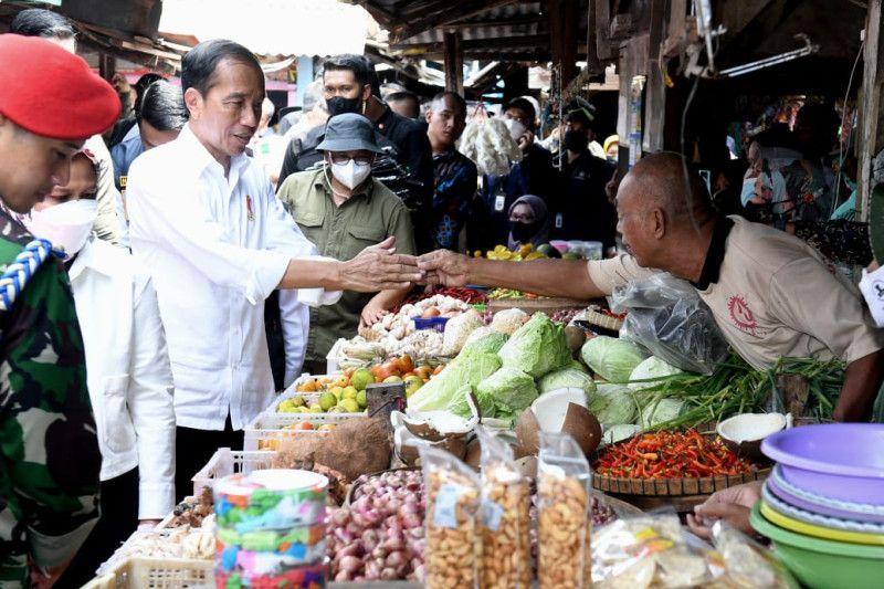 Jokowi Cek Harga Bahan Pokok di Pasar Sambonggede Tuban