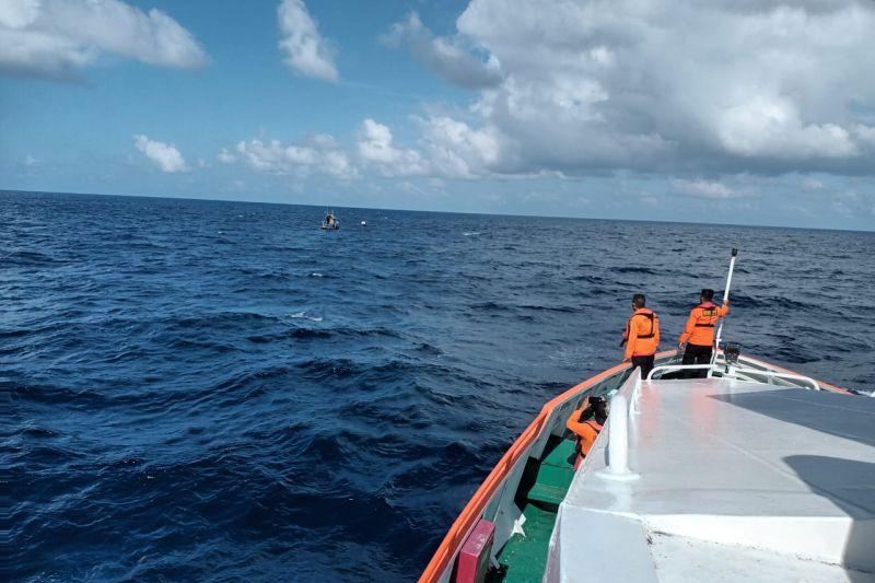 Tim Basarnas Temukan 2 Nelayan Hanyut dari Perairan Manado Tua dalam Kondisi Selamat