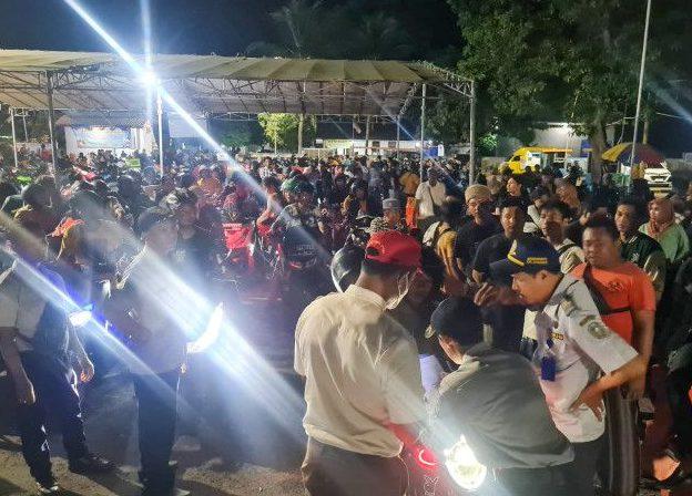 Jelang Lebaran, Pemudik Pengguna Kapal Feri di Pelabuhan Jangkar Situbondo-Madura Melonjak