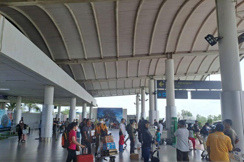 Bandara Pangkalpinang Dipadati Pemudik pada H-4 Lebaran
