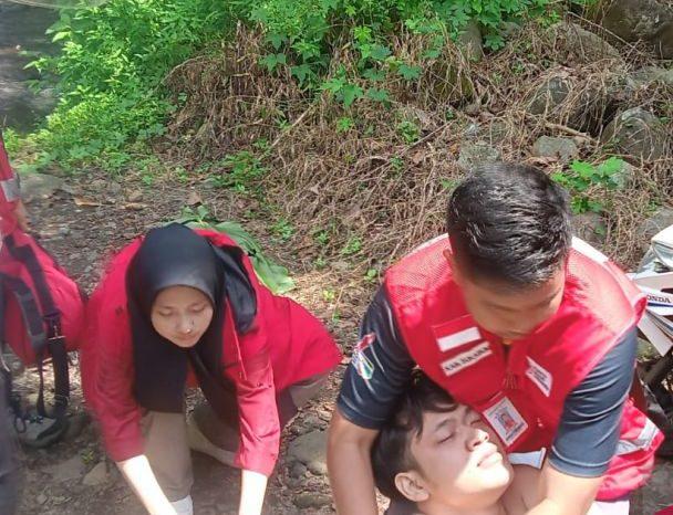 PMI Tangani 4 Korban Hanyut Usai Berenang dan Foto-foto di Curug Larangan