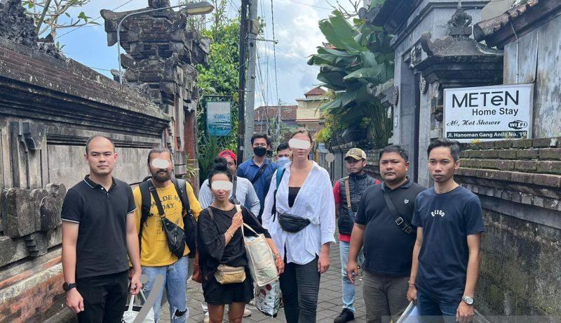 3 'Bule' Rusia Ditangkap Imigrasi Usai Langgar Etika di Pura Besakih Bali