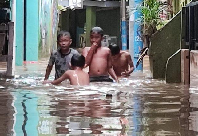 Imbas Luapan Kali Ciliwung, Banjir Rendam Permukiman di Kebon Pala