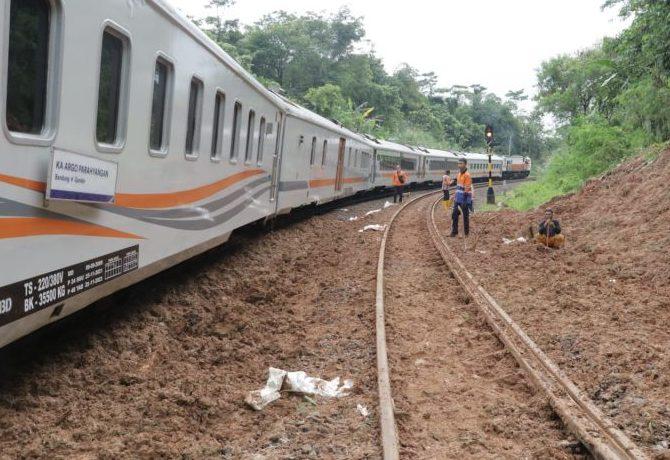 Sempat Terkena Longsor, Kini Jalur Kereta di Purwakarta Sudah Bisa Dilintasi
