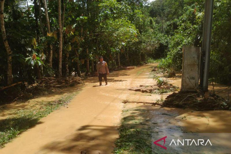 7 Kilometer Jalan Tertutup Material Longsor di Aia Luo Solok Sumbar