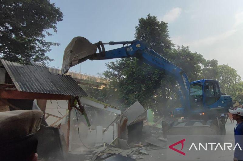 54 Kios di Bantaran Kali IKIP Pulogadung Dibongkar Pemkot Jaktim