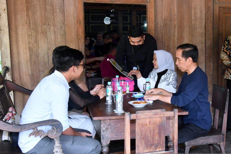 Cerita Lina Warga Surabaya, Urung Sarapan Hotel eh Ketemu Jokowi di Warung Kopi Klotok
