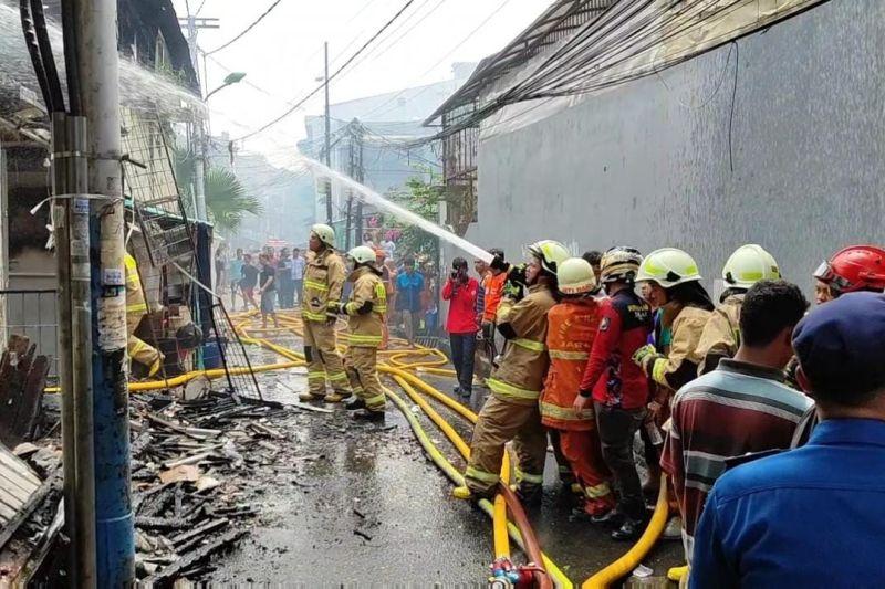 Kebakaran 9 Rumah di Tambora Diduga Akibat Ledakan Gardu Listik
